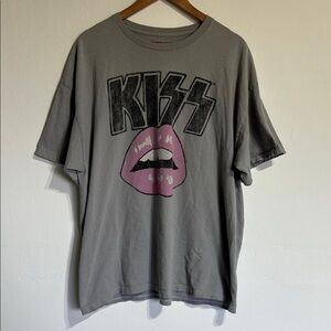 Gray KISS Graphic T-Shirt